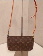 LOUIS VUITTON Pochette